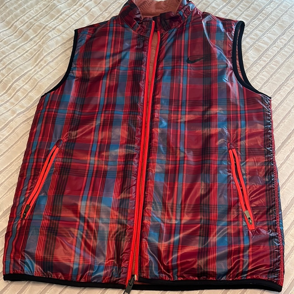 Nike Mens Golf vest reversible size M. Brand new never worn. Plaid/reddish sides